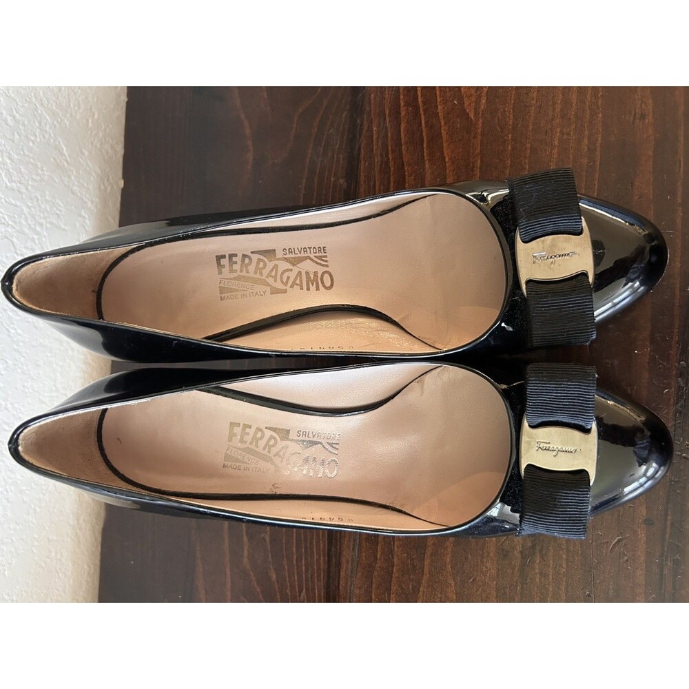 Salvatore Ferragamo Vara Black Patent Leather Silver Bow Pumps Size 7 B Italy - Picture 11 of 14